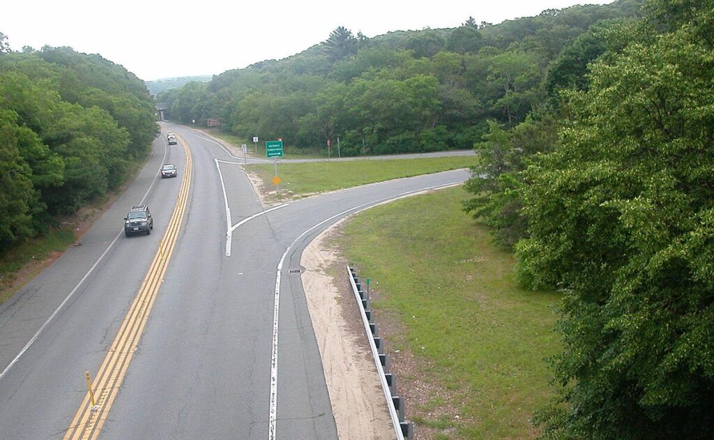 Qual é a diferença entre pista dupla e pista simples nas estradas